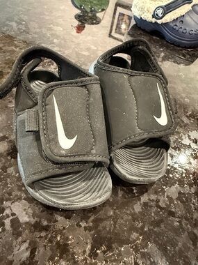 Nike Black Kids' Adjustable Hook-and-Loop Slide Sandals with White Swoosh